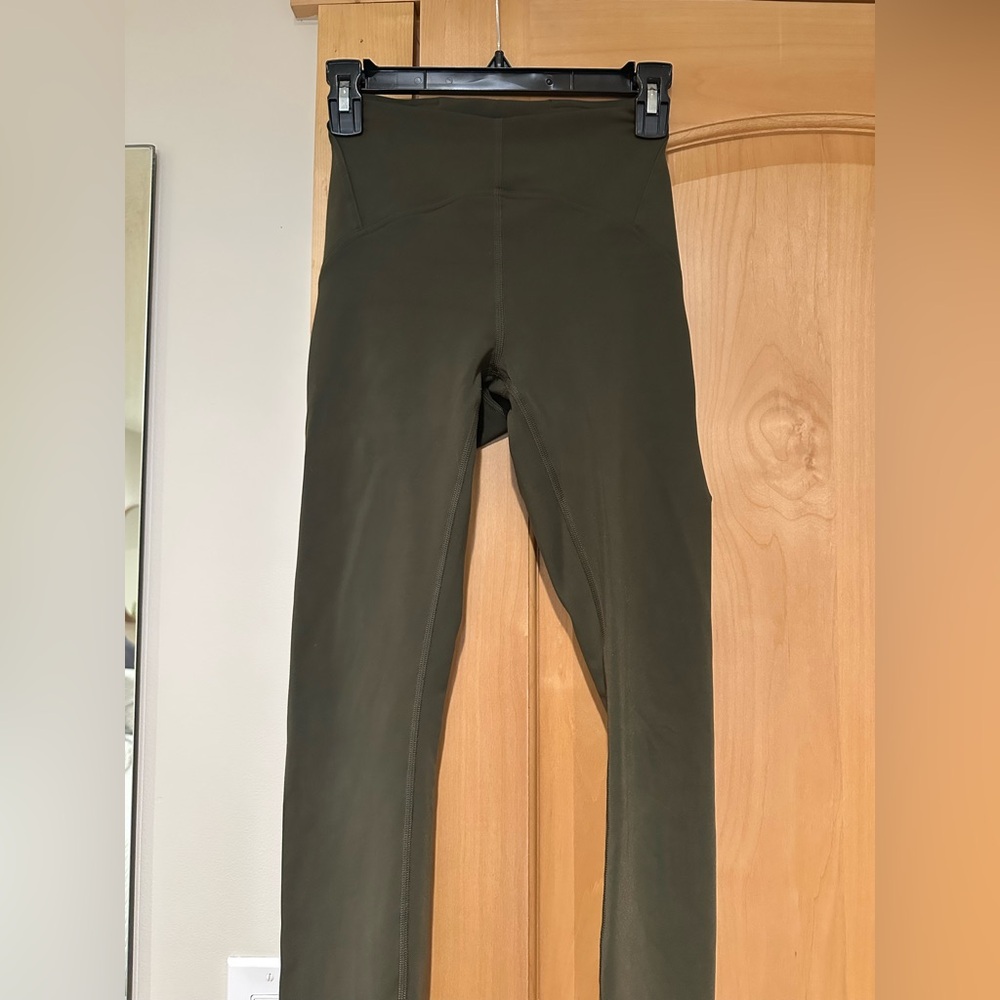 Lululemon wunder under leggings.
